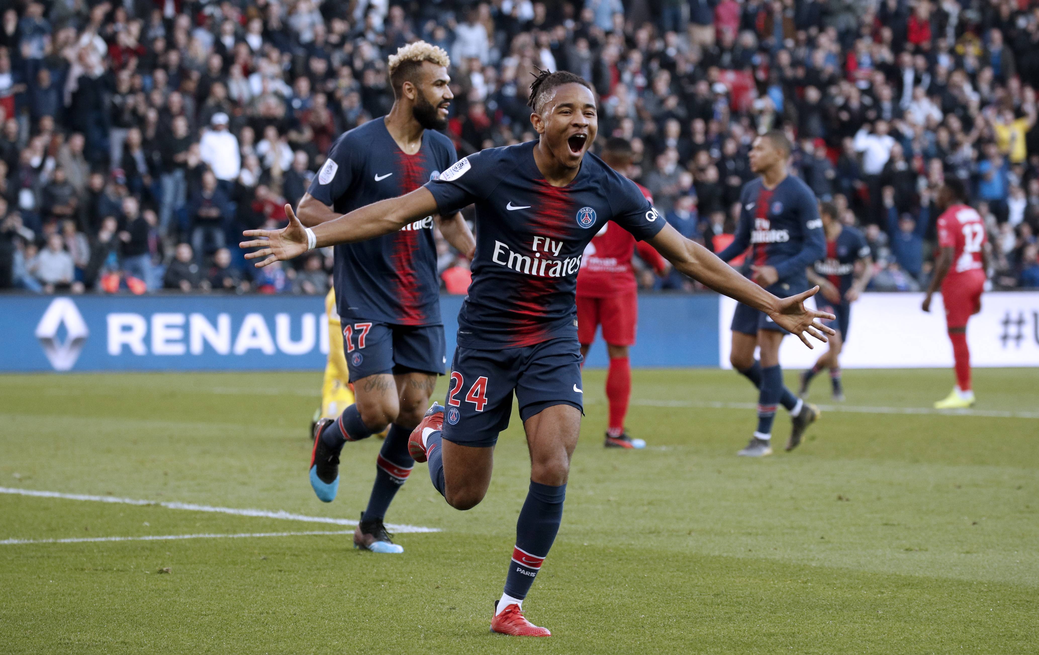 巴黎圣日耳曼前锋疑似受伤,备战受困的简单介绍 巴黎圣日耳曼前锋疑似受伤,备战受困的简单介绍