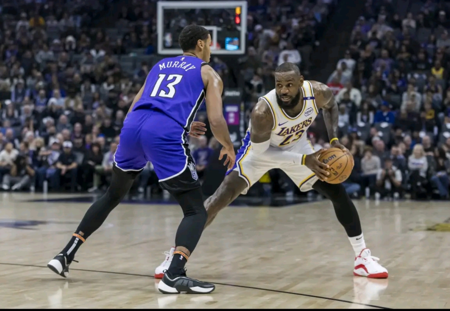 詹姆斯爆冷击败西班牙队,战术调整引爆全场! 詹姆斯爆冷击败西班牙队,战术调整引爆全场!