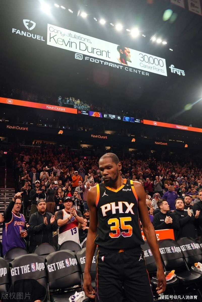 杜兰特回归赛场，比分优势明显首场状态亮眼，曼联观众沸腾！